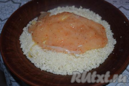 Аккуратно достаём куриную отбивную из кляра и обваливаем в панировочных сухарях со всех сторон, плотно прижимая (как бы вдавливая) мясо в сухари.
