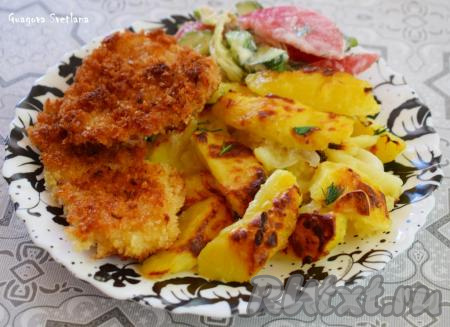Готовые куриные отбивные, пожаренные на сковороде в панировочных сухарях, подаём с гарниром на ваш выбор. К ним отлично подойдёт запечённый картофель, пюре, овощи гриль, гречка или макароны.