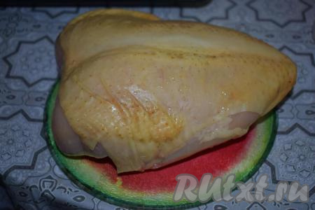 Куриную грудку промываем под холодной водой и обсушиваем бумажными полотенцами.