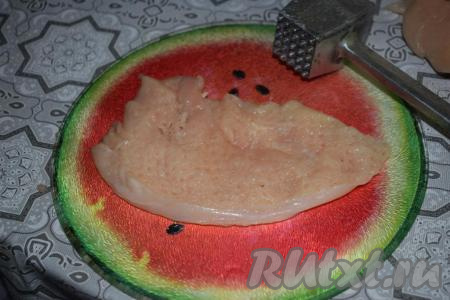Отбиваем пласты куриного филе молоточком для отбивных.