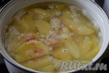 Солим по вкусу (я использую ароматную чесночную соль). Варим картофель до полуготовности (с момента закипания воды, примерно, 10-15 минут, в зависимости от сорта картошки).