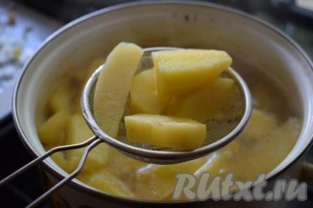 Дольки картофеля, сваренные до полуготовности, достаём из кастрюли при помощи шумовки (или ситечка).