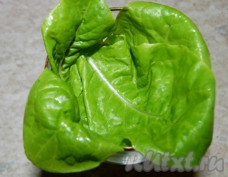 Взять креманку или фужер, в котором будет подаваться салат. Внутри выложить листьями салата.