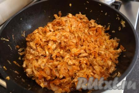 Томатную пасту со специями выливаем к мясу с овощами, перемешиваем, накрываем крышкой, тушим 10 минут на медленном огне. По прошествии времени снимаем блюдо с огня.