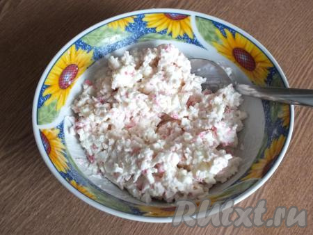 Перемешайте и по вкусу подсолите.