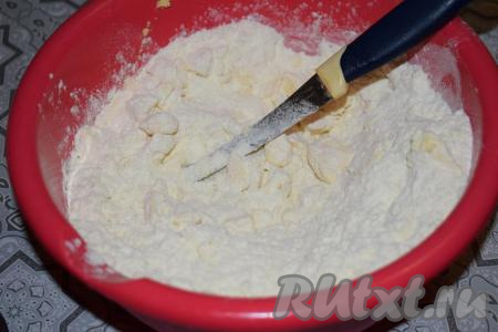 Рубим ножом масло, активно смешивая между собой все ингредиенты.