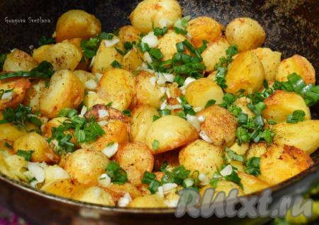 Жареная молодая картошка в кожуре на сковороде 