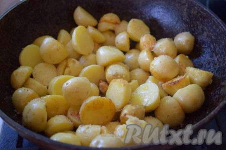 Снимаем крышку и смотрим на клубни, как только они начнут подрумяниваться, солим картошку (я использую чесночную соль), перемешиваем и снова накрываем крышкой.