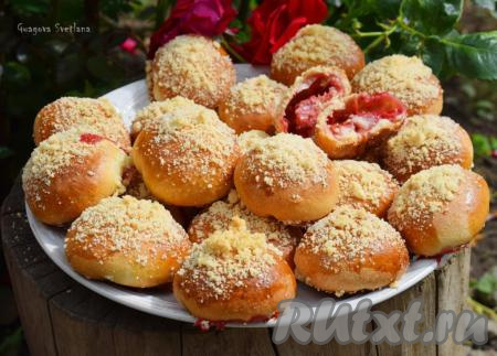 Булочки с клубникой из дрожжевого теста