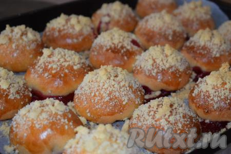 Готовые булочки достаём из духовки и даём им остыть, накрыв сверху полотенцем.