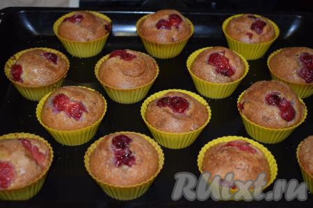 Готовые кексы с вишнёвой начинкой достаём из духовки и даём им немного остыть. Затем вынимаем кексы из силиконовых формочек.