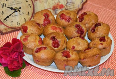 Выкладываем кексы с вишней на блюдо для подачи и угощаем близких вкусной, сочной и ароматной выпечкой. Кексы получаются влажными, с приятной вишнёвой кислинкой. Мои близкие съели эту выпечку за один присест, думаю, что и вам понравятся эти замечательные домашние кексы!