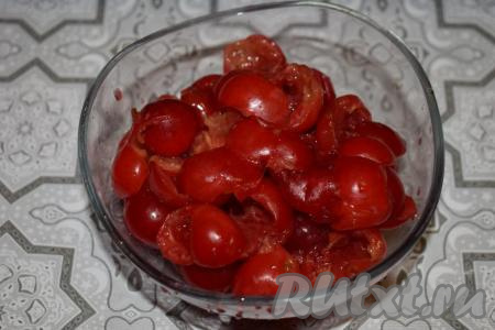 Удалим из ягод косточки.