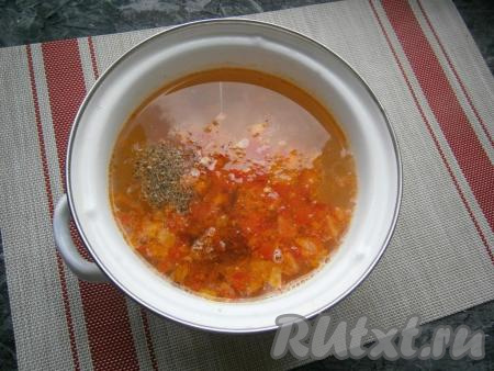 Когда картошка с морковкой и кукурузой проварятся минут 15, выложить в кастрюлю содержимое сковороды, добавить специи и сушёные травы, дать закипеть и уменьшить огонь.