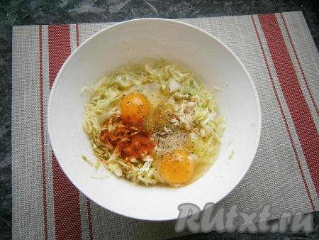 Добавить к капусте сырые яйца, чёрный молотый перец и паприку.