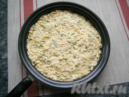 Сковороду с антипригарным покрытием хорошо смазать растительным маслом, выложить капустную массу, разровнять её.