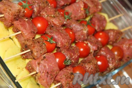 Выложить шпажки со свининой на бортик формы (мясо не лежит на картошке), если будете делать шашлык без картофеля, то мясо не должно касаться дна формы или противня (!).