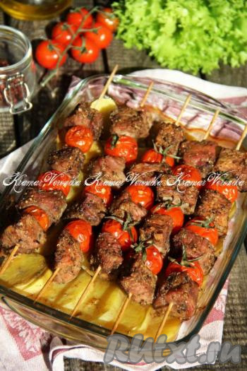 Шашлык из свинины на шпажках с картошкой в духовке