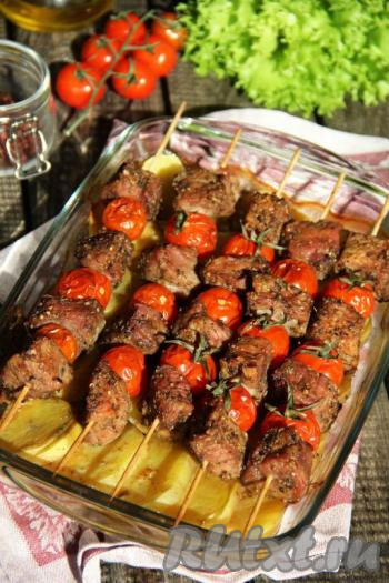 Запекать мясо в разогретой духовке минут 30 при температуре 220 градусов. Так как картофель нарезан не крупными дольками, он успеет полностью запечься. Вот такой красивый, сочный и очень вкусный шашлык из свинины на шпажках с картошкой в духовке получился у меня. 