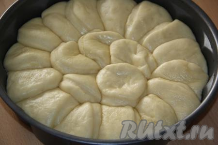 Оставить пирог для расстойки на 1 час в тёплом месте. 