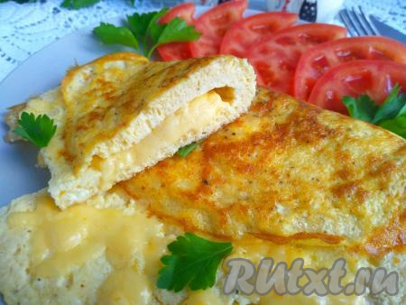 Омлет с творогом и сыром на сковороде