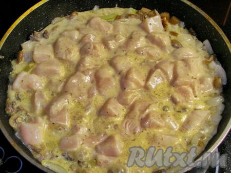Перекладываем в сковородку куриные кусочки со сливками, размешиваем и доводим до кипения.