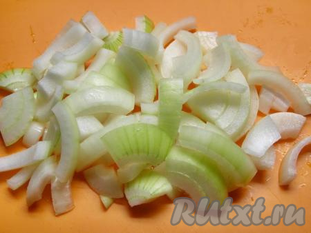 Лук очищаем и нарезаем полукольцами.