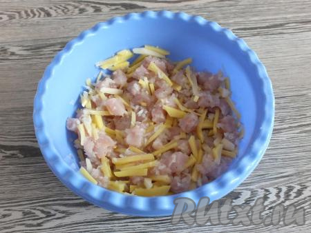К картошке и куриному мясу с луком добавьте 2 столовые ложки воды, перемешайте начинку для курника и отставьте в сторону.