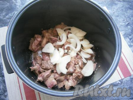 Очистить и нарезать полукольцами луковицу, выложить к куриной печени, перемешать, обжаривать далее, иногда перемешивая, до сигнала мультиварки.