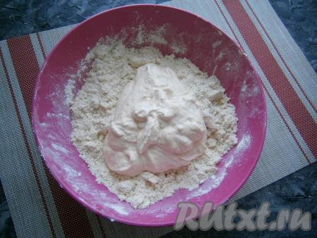 Тщательно перетереть получившуюся смесь руками в крошку. Мягкий творог пробить погружным блендером до однородности (можно просто взять творожный сыр) и выложить в крошку.