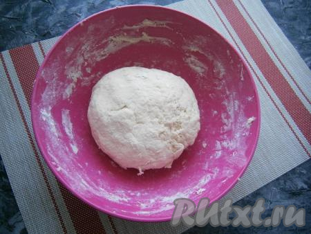 Замесить быстро плотное, но мягкое и нежное тесто, которое поместить в пакет и отправить в холодильник на 1 час.