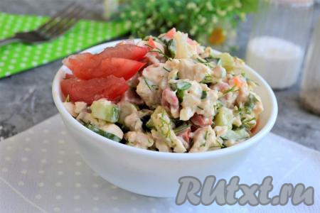 Салат из курицы с помидорами и огурцами