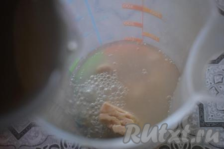 Сырые прессованные дрожжи размешиваем в тёплой воде (температура воды не выше 40 градусов) и даём постоять минут 8-10, чтобы дрожжи активировались. Если вы используете сухие дрожжи, то просто добавьте их к мучной смеси и влейте тёплую воду.
