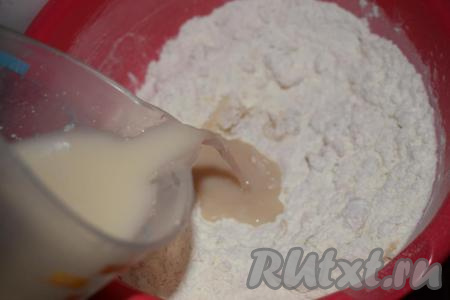 Вливаем воду с дрожжами в миску к тесту и приступаем к замесу.