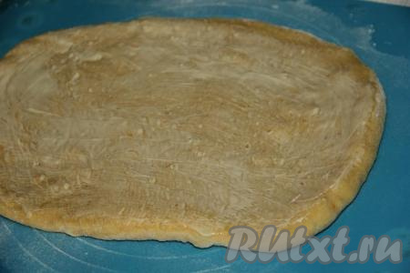 Смазать тесто половиной мягкого сливочного масла.