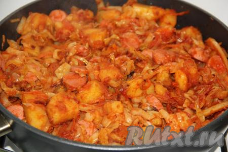Перемешать капусту с картошкой и сосисками, накрыть сковороду крышкой и тушить 5 минут.  Вот такое аппетитное и вкусное блюдо получилось.
