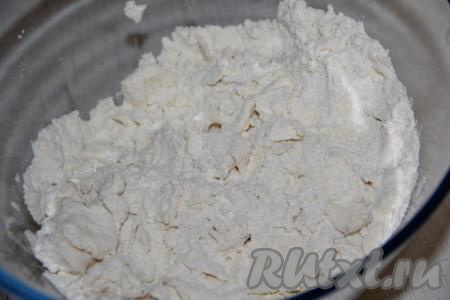 Холодный маргарин натереть на крупной тёрке и выложить к смеси муки и разрыхлителя, перетереть получившуюся массу в крошку.