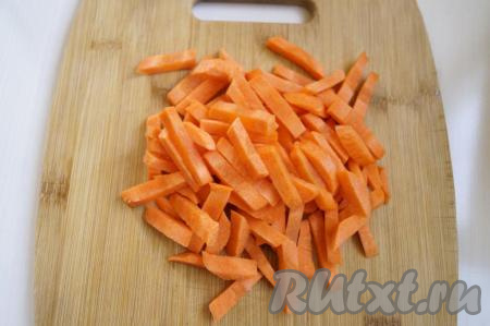 Морковь нарезать брусочками (или соломкой) размером, примерно, 4х0,5 см. Такая нарезка не позволит овощам потерять свою форму в процессе запекания, а значит готовое блюдо будет выглядеть и аппетитно, и красиво.