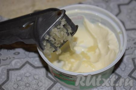 Приготовим соус для смазки лаваша, для этого в майонез выдавливаем при помощи чеснокодавки чеснок и перемешиваем. 