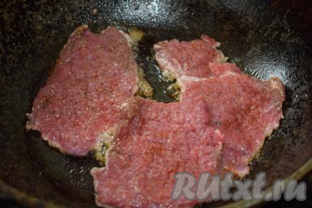Разогреваем сковороду и выливаем в неё растительное масло. Кладём в разогретое масло отбивные из говядины в один слой и обжариваем на среднем огне, примерно, 8 минут с одной стороны.