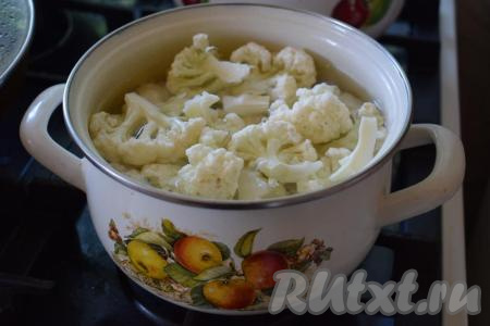 В кастрюле кипятим воду, подсаливаем её по вкусу и опускаем подготовленную цветную капусту. Варим капусту с момента закипания 2 минуты и выключаем огонь.