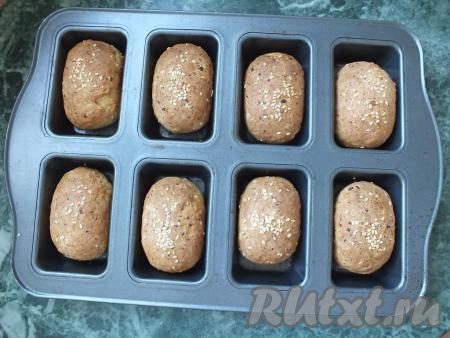 Форму с готовыми булочками достаньте из духовки. Они имеют равномерный, красивый, румяный цвет.