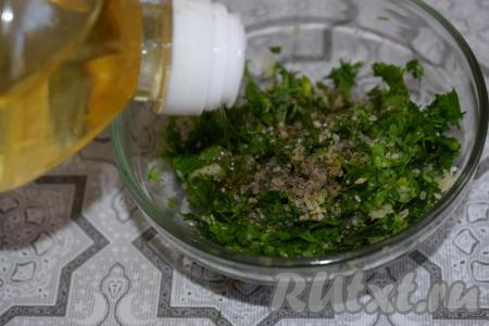 К зелени и чесноку вливаем растительное масло, добавляем соль и молотый чёрный перец по вкусу, перемешиваем и наша намазка готова.