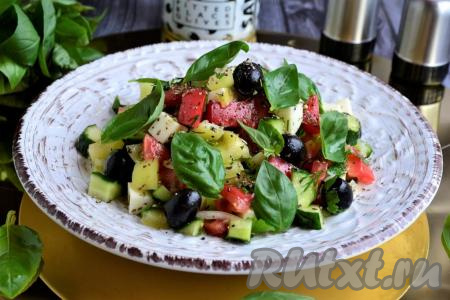 Салат с огурцами, помидорами и моцареллой