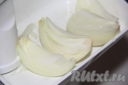 Одну луковицу очистить, крупно нарезать и пропустить через мясорубку.