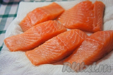Филе лосося хорошо промыть, обсушить бумажными полотенцами и нарезать на порционные куски.