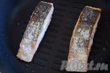 Куски лосося перевернуть и готовить на гриле ещё минуту.