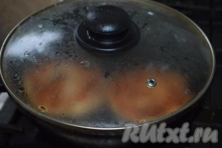 Затем накрываем сковороду крышкой и жарим шницели на медленном огне под крышкой около 5-6 минут, переворачивая их пару раз со стороны на сторону. 
