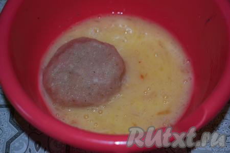 Из фарша лепим шарик размером с большую котлету. Окунаем мясной шарик в яйца, взбитые с солью, специями, и обваливаем со всех сторон.