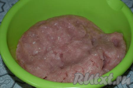 Филе индейки (или любое другое мясо) прокрутим на мясорубке.